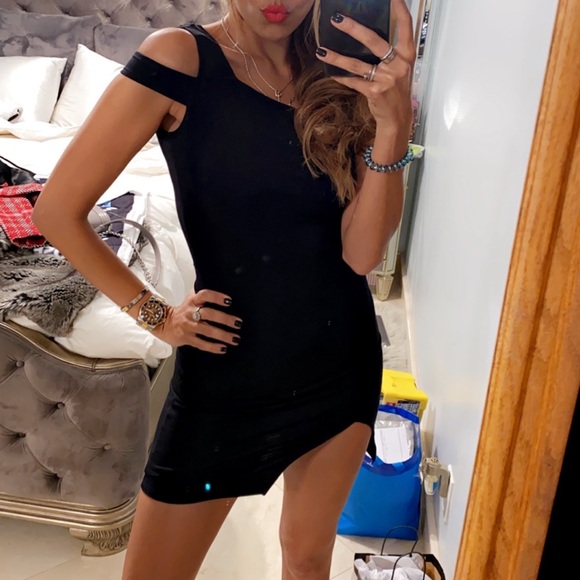 Forever 21 Dresses & Skirts - Forever 21 Elegant Black One-Shoulder Bodycon Dress
worn once
size s